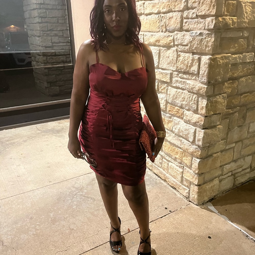 Plus Size Red Side Ruched Bodycon Dress - Picture 5 of 7
